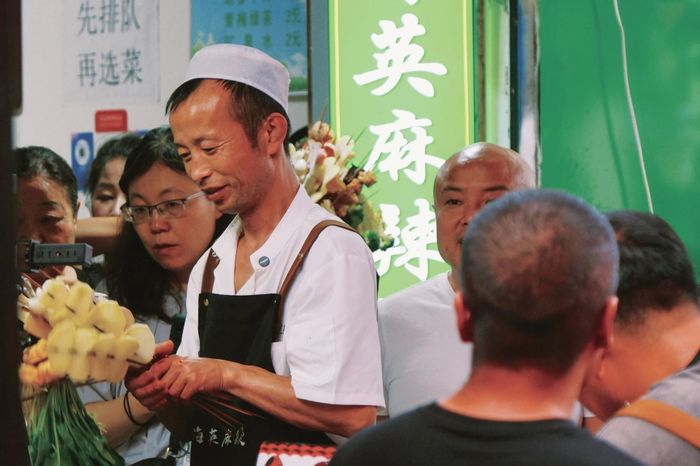  Na Guoping, đầu bếp của quán Ha Haiying Malatang tại thành phố Thiên Thủy, (tỉnh Cam Túc, Trung Quốc) làm việc trong bếp tháng 7/2024. Quán ăn này từng trở thành tâm điểm của cơn sốt "Thiên Thủy mala tang", thu hút lượng lớn du khách từ khắp Trung Quốc. Ảnh: VCG. 