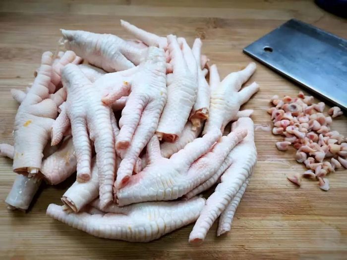 Chân gà bị hư hỏng, từ gia cầm chết bệnh hoặc đã quá hạn sử dụng có thể được tẩy trắng để trở nên trắng sạch và bắt mắt hơn chỉ trong thời gian ngắn. Ảnh: Baidu.
