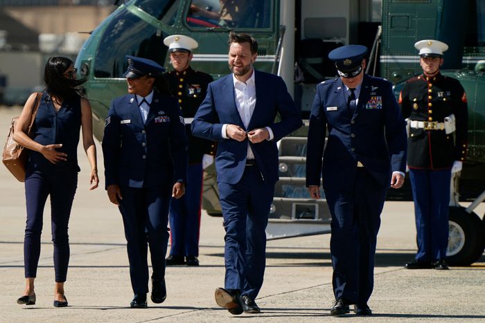  Phó tổng thống Mỹ J.D. Vance trước khi lên đường tới Thụy Sĩ ngày 20/6. Ảnh: Reuters. 