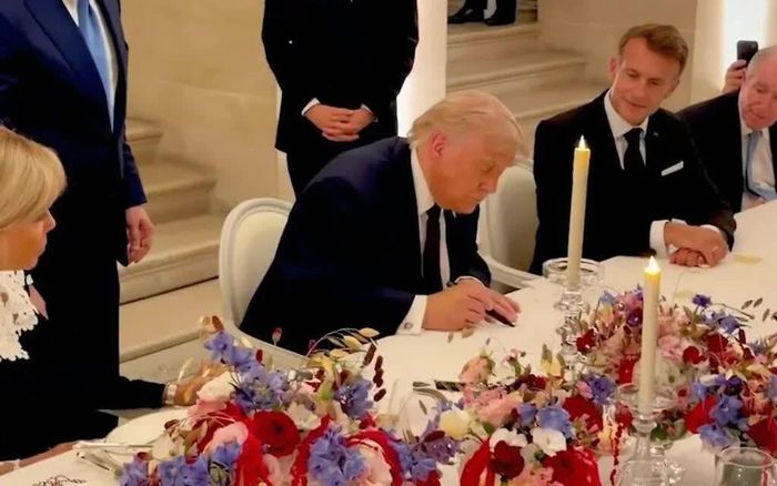 Ông Trump ký bản ghi nhớ ngay trên bàn tiệc tại cung điện Versailles. Ảnh: White House. 