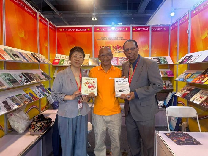 Ông Nguyễn Mạnh Hùng - Chủ tịch HĐQT Thái Hà Books - giới thiệu với khách tham quan về gian hàng của công ty tại Hội chợ sách Quốc tế Bắc Kinh. Ảnh: FBNV.