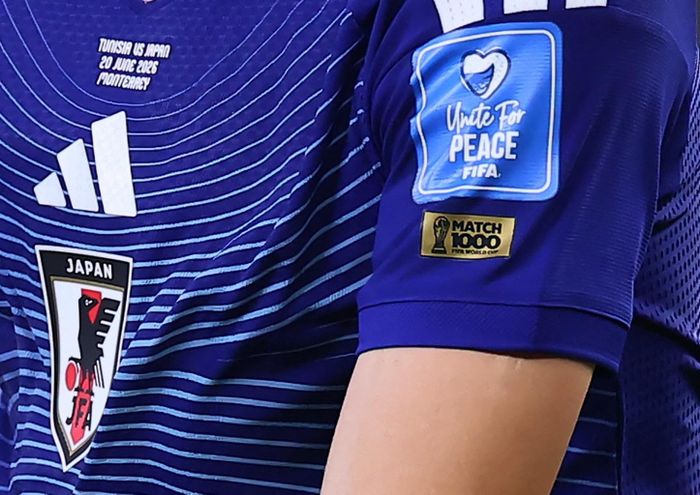 Phù hiệu "Match 1000" xuất hiện trên áo đấu của hậu vệ Hiroki Ito trong trận Nhật Bản gặp Tunisia, trận đấu thứ 1.000 trong lịch sử World Cup. Ảnh: Eloisa Sanchez/Reuters.