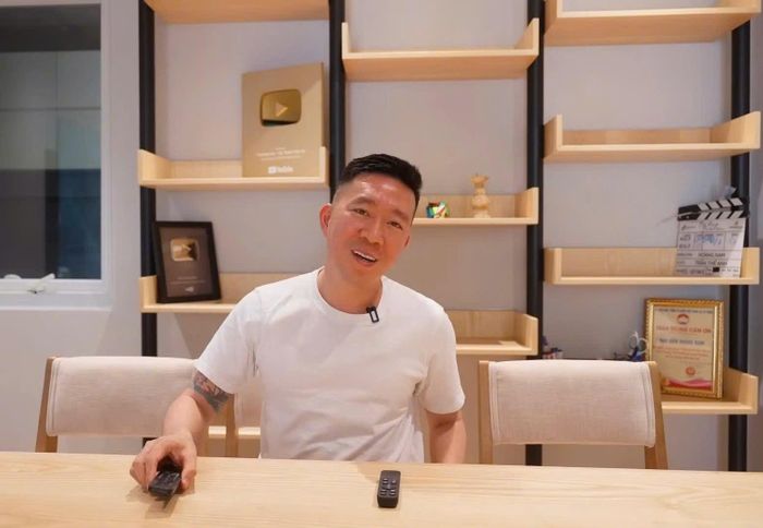  Một góc không gian trong căn nhà của Hoàng Nam, nơi anh trưng bày những bằng khen, vật kỷ niệm trên hành trình làm nghề. 