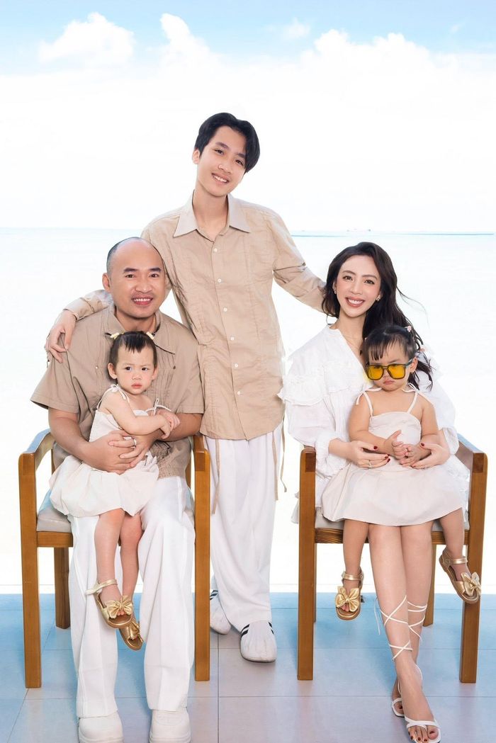 Các thành viên diện trang phục đồng điệu mỗi khi xuất hiện bên nhau. Andy năm nay 14 tuổi, nổi bật với chiều cao vượt cha mẹ. Thu Trang cho biết con trai cả có tính cách hướng nội, điềm đạm. Cậu bé thích chơi thể thao và thông thạo nhiều ngoại ngữ. Andy theo học tiếng Pháp từ nhỏ.