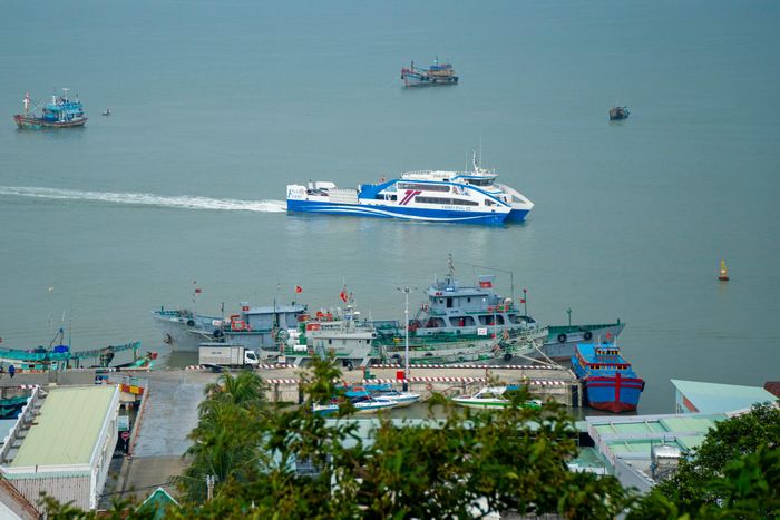  Cần Giờ và Bà Rịa - Vũng Tàu (cũ) là vùng có vị trí chiến lược về kinh tế biển, cảng, du lịch và giao thương. Hiện tại người dân muốn di chuyển giữa Vũng Tàu và Cần Giờ phải dùng phà, mất tới 35 phút. Khi hoàn thành, tuyến đường vượt biển Cần Giờ - Vũng Tàu sẽ giúp kết nối 2 khu vực, di chuyển chỉ trong 10 phút. Ảnh: Quỳnh Danh. 