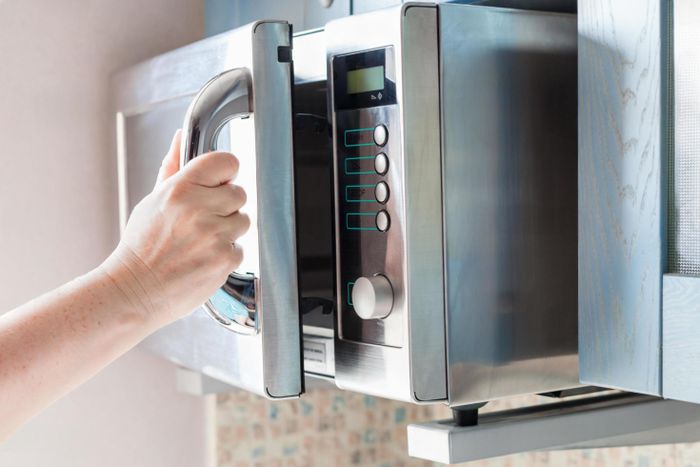 EVN khuyến nghị đặt lò vi sóng ở nơi thông thoáng, cách tường và trần nhà một khoảng phù hợp để đảm bảo khả năng tản nhiệt và vận hành ổn định. Ảnh: Vecteezy.