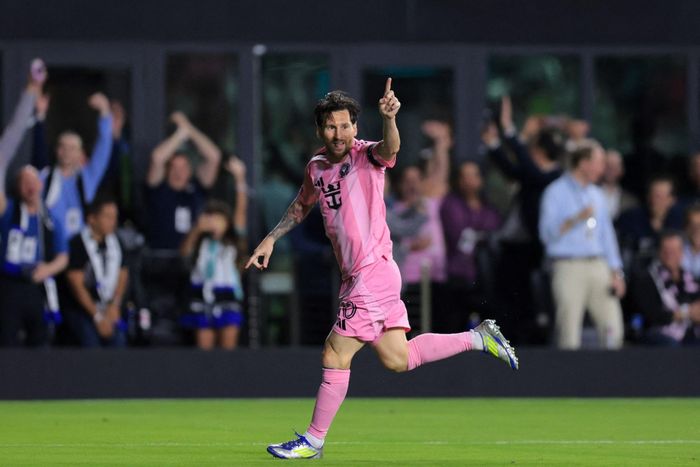  Sau Barbiecore, sau Inter Miami của Messi và giữa một kỳ World Cup ngập tràn những đôi giày, áo đấu, trang phục trọng tài màu hồng, đây không còn là lựa chọn màu gây bất ngờ. Hồng trở thành gam màu của sự nổi bật và nhận diện. Như Maggioni nhận định, đây là sắc màu khiến khán giả khó có thể làm ngơ. Ảnh: Reuters.