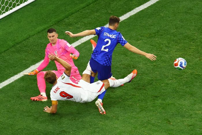  Trong mùa World Cup, lựa chọn này càng hợp lý với các thương hiệu thể thao. Maggioni nhận định sắc hồng rực dễ nổi bật trên màn hình điện thoại và tương phản mạnh với nền cỏ xanh. Nhờ đó, màu sắc này giúp cầu thủ, trọng tài và các sản phẩm thi đấu được nhận diện rõ hơn. Dù vậy, đây không phải hiện tượng hoàn toàn mới trong bóng đá nam. Màu sắc này đã âm thầm hiện diện trong môn thể thao vua hơn một thập kỷ. Năm 2020, Guardian từng thống kê 636 bàn thắng tại Premier League mùa 2019-2020 được ghi bởi các cầu thủ mang giày hồng, trong khi con số này với giày đen chỉ là 36. Ảnh: Reuters.