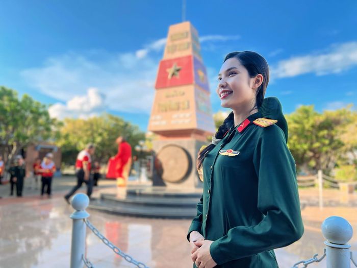 Phan Cẩm Nhi sinh năm 2000 tốt nghiệp Sư phạm Âm nhạc, Trường Đại học Văn hóa Nghệ thuật Quân đội. Cô từng giành giải Á khôi 2 Nữ sinh thanh lịch tỉnh Phú Thọ 2017. Sau đó, cô đầu quân về Nhà hát Ca múa nhạc Quân đội, với vai trò ca sĩ. Cẩm Nhi từng góp mặt trong nhiều chương trình biểu diễn cấp quốc gia, các sự kiện trọng đại của Nhà nước và Quân đội.