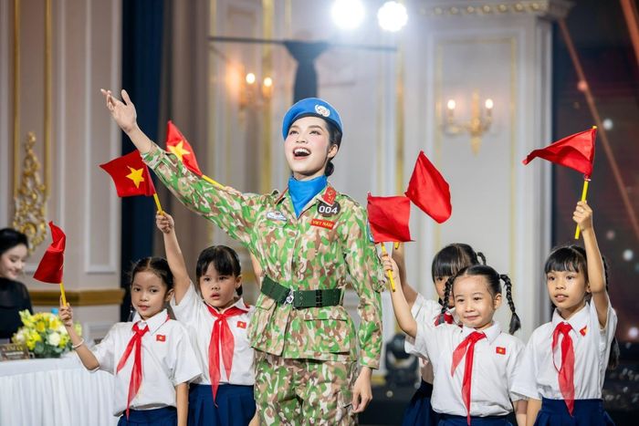 Miss Grand Vietnam 2026 (Hoa hậu Hòa Bình Việt Nam) vừa hoàn thành xong vòng sơ khảo. Sau các vòng thi, 31 người đẹp được lựa chọn để bước vào đêm bán kết, chung kết cuộc thi. Trong số đó, Phan Cẩm Nhi (SBD 004) là một trong những thí sinh nhận sự quan tâm nhất từ phía công chúng.