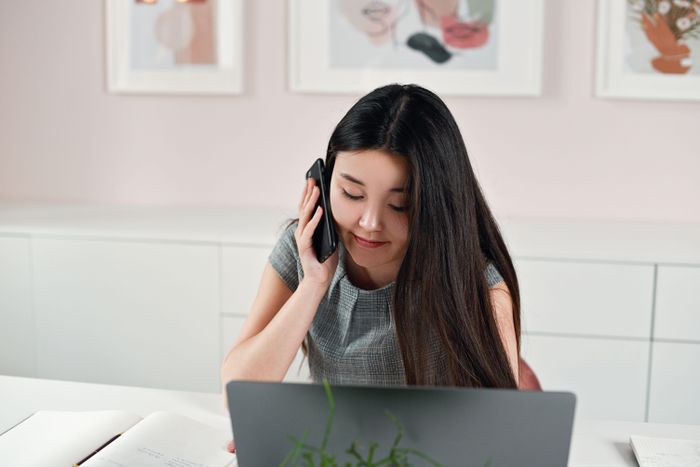  Việc trì hoãn các cuộc trò chuyện trực tiếp đôi khi khiến vấn đề công việc trở nên phức tạp hơn. Ảnh minh họa: Pexels.