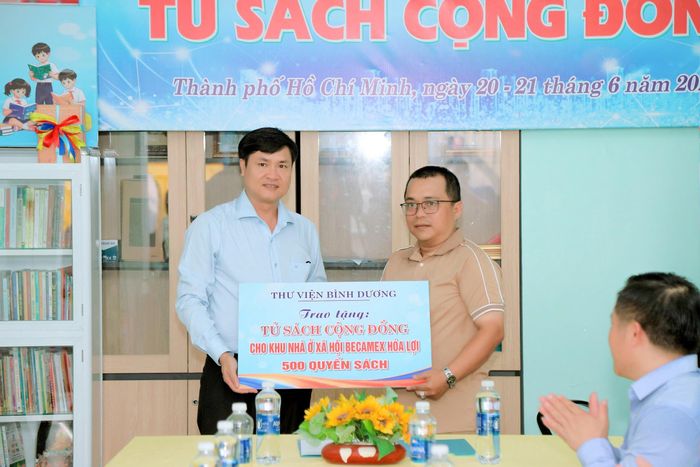 Thư viện Bình Dương trao bảng tượng trưng "Tủ sách cộng đồng" cho đơn vị tiếp nhận tại lễ bàn giao. 