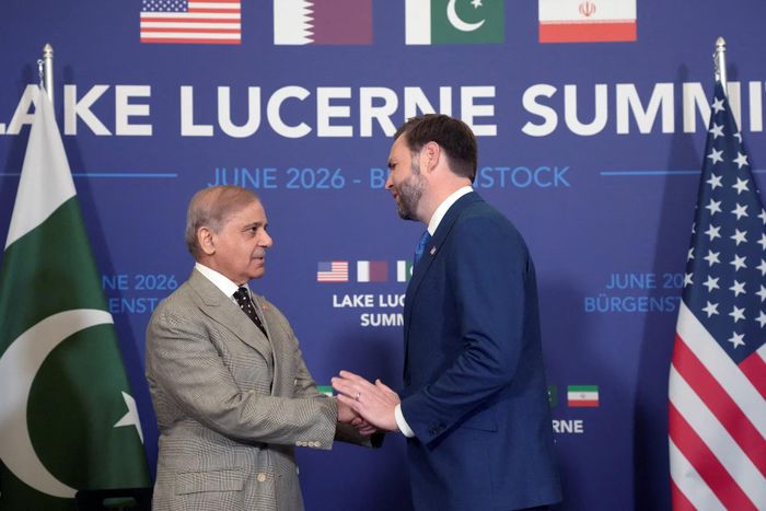  Phó Tổng thống Mỹ JD Vance (phải) gặp Thủ tướng Pakistan Shehbaz Sharif trước thềm cuộc đàm phán với Iran tại Khu nghỉ dưỡng Buergenstock (Thụy Sĩ) ngày 21/6. Ảnh: Reuters. 
