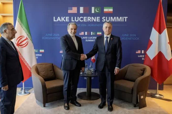  Ngoại trưởng Iran Abbas Araghchi bắt tay Ngoại trưởng Thụy Sĩ Ignazio Cassis tại khu nghỉ dưỡng Buergenstock (Thụy Sĩ) trước thềm cuộc đàm phán cấp cao nhằm thúc đẩy thỏa thuận chấm dứt xung đột Trung Đông, ngày 21/6. Ảnh: Reuters. 