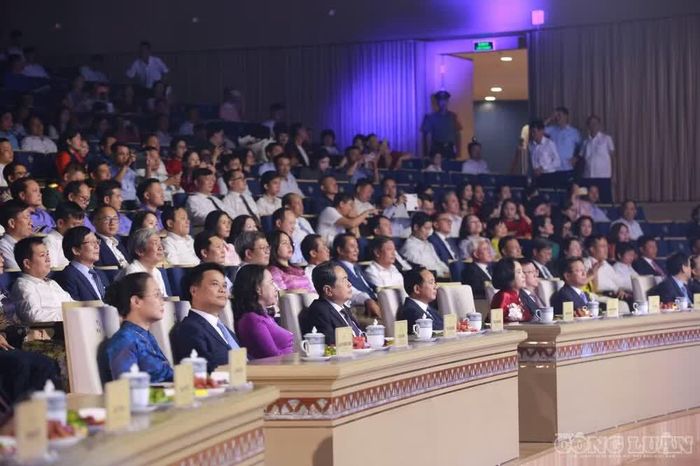 Lãnh đạo Đảng, Nhà nước cùng các đại biểu dự buổi lễ.