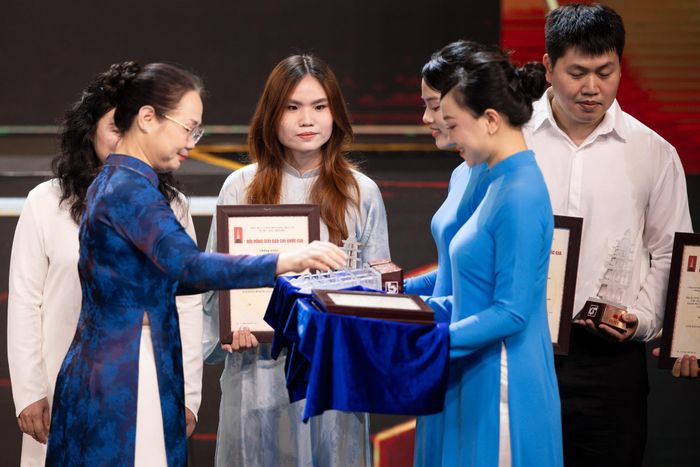  Tại lễ trao giải, Tạp chí điện tử Tri Thức - Znews có hai tác phẩm được vinh danh. Tuyến bài "Chiến thắng ung thư" của nhóm tác giả Bùi Cao Kỳ Duyên (Kỳ Duyên), Bùi Thị Phương (Phương Lâm) và Lê Thị Bích Huệ (Bích Huệ) đoạt giải C ở nhóm giải Báo điện tử, thể loại Phóng sự, phóng sự điều tra, ký báo chí, ghi chép. 