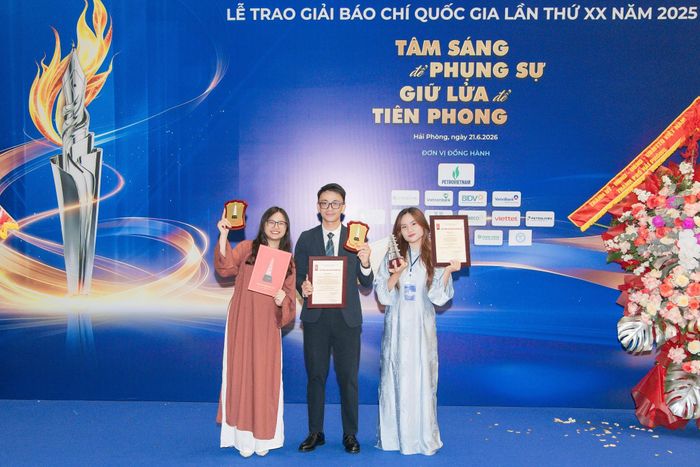  Bên cạnh các giải thưởng năm nay, nhiều tác phẩm của Tri Thức - Znews cũng từng được Hội đồng Giải Báo chí Quốc gia ghi nhận. Năm 2025, chuỗi podcast "How2Money" nhận giải Khuyến khích ở hạng mục Báo chí sáng tạo. Năm 2023, tác phẩm "Khu bảo tồn biển vịnh Nha Trang kêu cứu" của tác giả Bùi Xuân Hoát (Xuân Hoát) đoạt giải B thể loại Phóng sự, phóng sự điều tra, ký báo chí, ghi chép (báo điện tử). Năm 2022, longform "Cấp cứu F0" của tác giả Bùi Ngọc Tân (Ngọc Tân) được trao giải C ở cùng thể loại. 