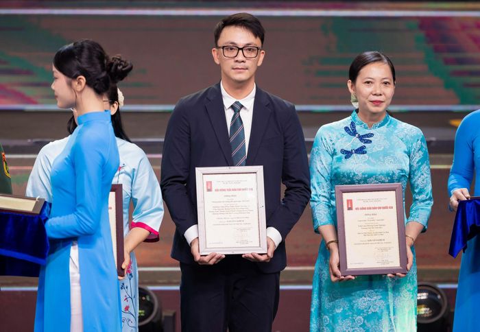  Tác phẩm "Những hình ảnh không thể quên ngày 30/4/2025" của nhóm tác giả Bùi Phan Nhật (Phan Nhật), Đặng Văn Nguyện (Văn Nguyện), Hoàng Trung Nam (Nam Hàn), Dương Xuân Thanh (Xuân Thanh), Dương Quang Thông (Quang Thông) và Bùi Thị Phương (Phương Lâm) được trao giải Khuyến khích ở hạng mục Báo chí đa phương tiện. 