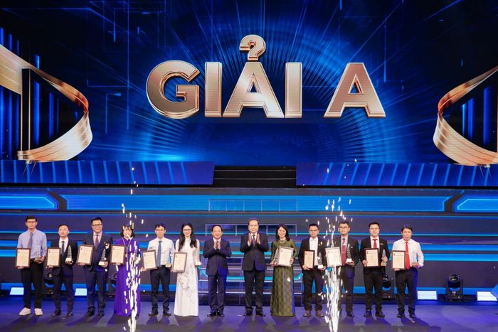  Ở giải A, Hội đồng Giải Báo chí Quốc gia vinh danh các tác phẩm "Vận hành chính quyền địa phương hai cấp: Đổi mới mô hình quản trị, xây dựng bộ máy công bộc vì dân" của báo Hà Nội mới, "Lan tỏa động lực, khát vọng phát triển từ đại hội đảng bộ các cấp" của báo Nhân Dân, "Nhà tù vô hình: giải mã chiêu trò bắt cóc online" của Đài Phát thanh và Truyền hình TP.HCM... Các tác phẩm đều phản ánh sinh động những vấn đề lớn của đất nước và đời sống đương đại. 