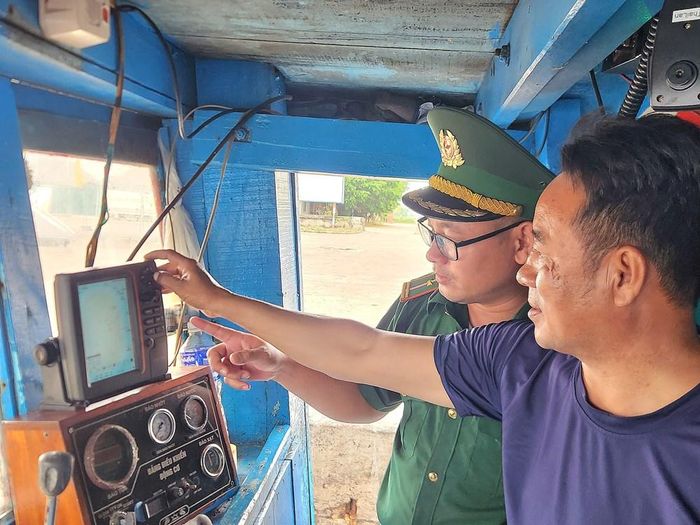 Cán bộ Đồn Biên phòng cửa khẩu cảng Nghi Sơn kiểm tra thiết bị giám sát hành trình, giấy phép khai thác và những quy định liên quan đến chống khai thác IUU