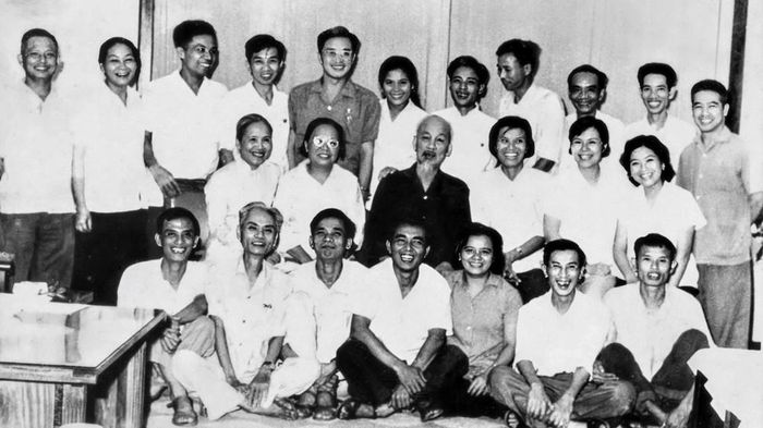 Chủ tịch Hồ Chí Minh chụp hình cùng các chiến sĩ thi đua vào năm 1967 (bà Xuân Phượng ngồi hàng đầu, vị trí thứ 3 từ phải sang). Ảnh: NVCC