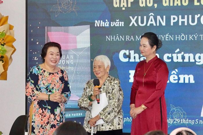 Đạo diễn, nhà văn, nhà báo Xuân Phượng tại buổi ra mắt sách