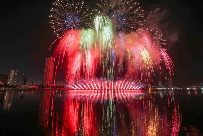 Đội Apple Pyrotechnics Co., Ltd của Macau (Trung Quốc) lựa chọn cách kể chuyện giàu chất điện ảnh với màn trình diễn "Celestial Journey to the West" (Tây Du Thiên Giới)