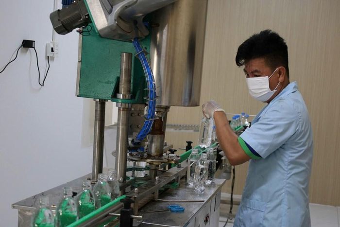 Dây chuyền tự động hóa giúp giảm nhân công, tăng năng suất và bảo đảm tính đồng đều của sản phẩm nước uống Vạn Tường