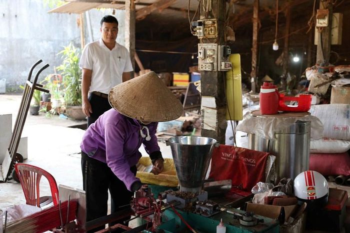 Công nhân Công ty TNHH Hương quế Trà Bồng vận hành máy móc hiện đại trong quy trình chế biến các sản phẩm từ quế