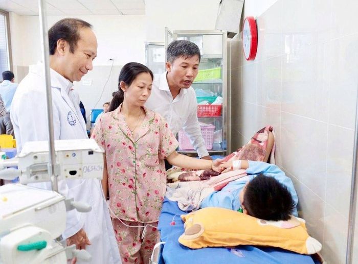 Một bệnh nhi bị ngộ độc thực phẩm đang điều trị tại Khoa Nhi và Khoa Hồi sức tích cực - Chống độc Nhi, Bệnh viện Đa khoa Tiền Giang. Ảnh: BVĐKTG