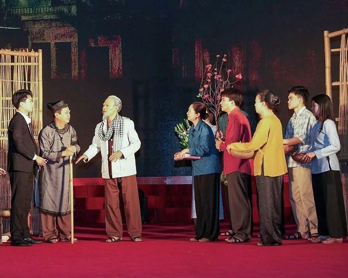 Nhà hát Kịch Việt Nam đưa chương trình nghệ thuật đặc biệt “Bác Hồ - Hai tiếng thiêng liêng” đến với công chúng Hà Tĩnh và Thanh Hóa
