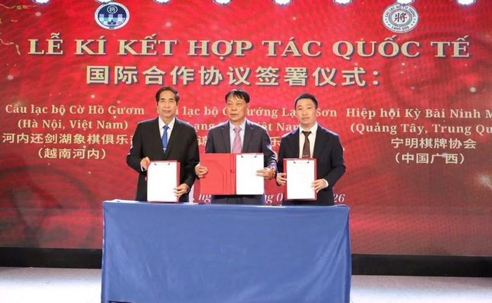 Đại diện các CLB Cờ tướng Lạng Sơn, CLB Cờ tướng Hồ Gươm và Hiệp hội Kỳ bài Ninh Minh, tỉnh Quảng Tây, Trung Quốc đã kí kết thỏa thuận hợp tác