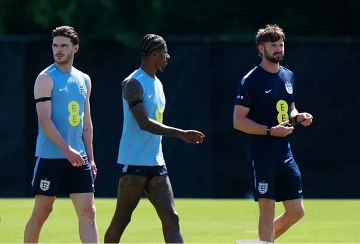 Declan Rice (trái) và Marcus Rashford (giữa) trở lại sân tập sau khi gặp vấn đề ở trận đấu với Croatia