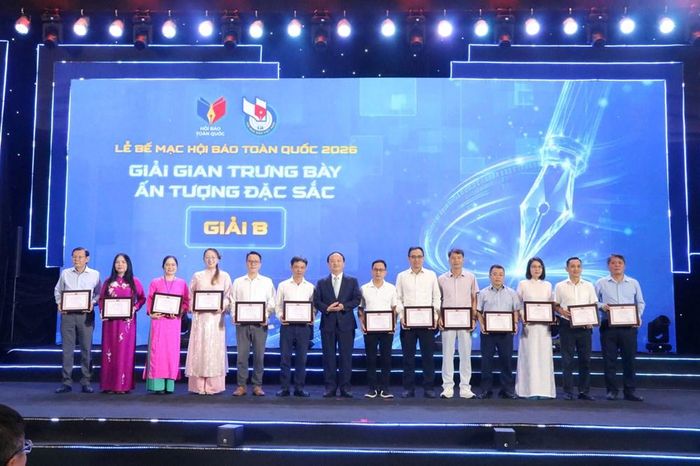 Nhà báo Phan Thanh Nam (thứ tư từ phải sang), Phó Tổng Biên tập Báo Văn Hóa, Chủ tịch Liên chi hội Nhà báo Bộ VHTTDL nhận giải B "Gian trưng bày ấn tượng, đặc sắc"