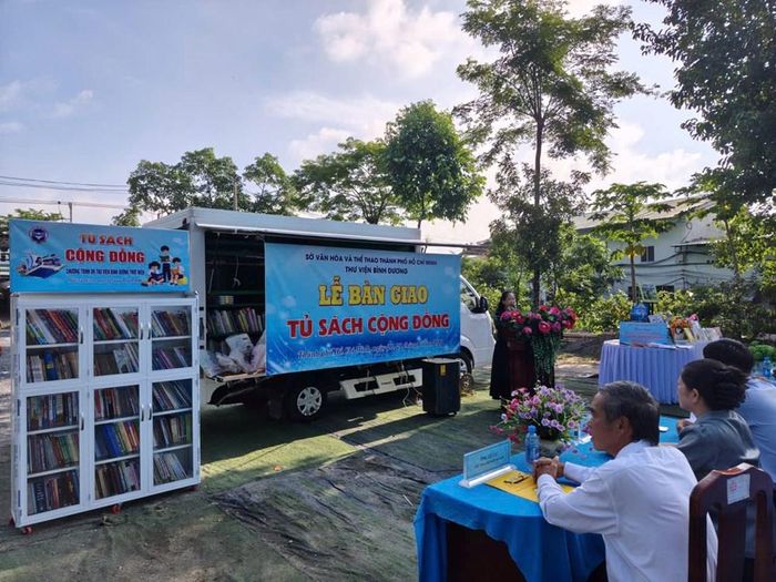 Lễ bàn giao "Tủ sách cộng đồng" tại khu nhà trọ của ông Trần Đình Cường ở khu phố Thạnh Bình, phường Thuận An