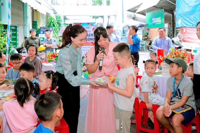 Không gian văn hóa đọc và các hoạt động thu hút đông đảo các em thiếu nhi tham gia tại chương trình trao tặng “Tủ sách cộng đồng”