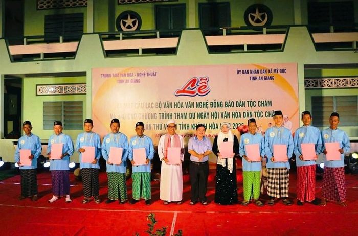 Trao quyết định thành lập CLB Văn nghệ truyền thống đồng bào dân tộc Chăm ấp Khánh Mỹ