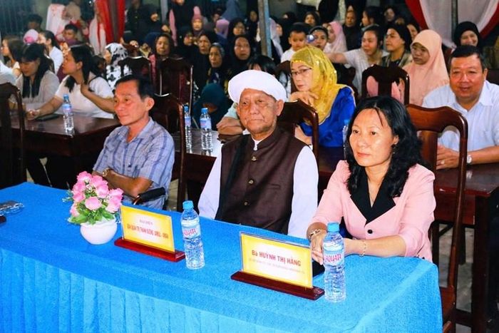 Các đại biểu và nhân dân tham dự buổi lễ