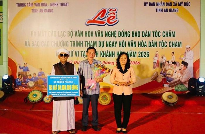 Ông Nguyễn Văn Đông, Giám đốc Trung tâm Văn hóa Nghệ thuật tỉnh An Giang trao bảng tượng trưng bộ trống Prapana cho xã Mỹ Đức