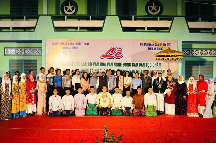 Các đại biểu và thành viên CLB chụp ảnh lưu niệm tại buổi ra mắt