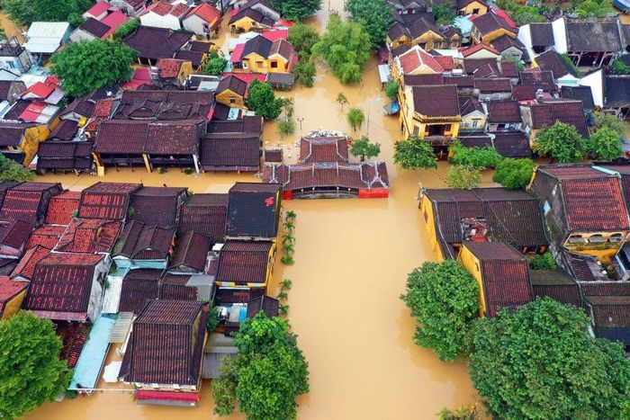 Hình ảnh Hội An trong bộ ảnh "Nước dâng người không lùi - Hội An kiên cường trong bão lũ" - giải B của Giải báo chí TTXVN 2025