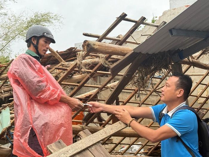 Trong quá trình tác nghiệp, phóng viên Tường Quân huy động các nhà hảo tâm để trao quà cho người dân có nhà bị sập hoàn toàn do mưa lũ