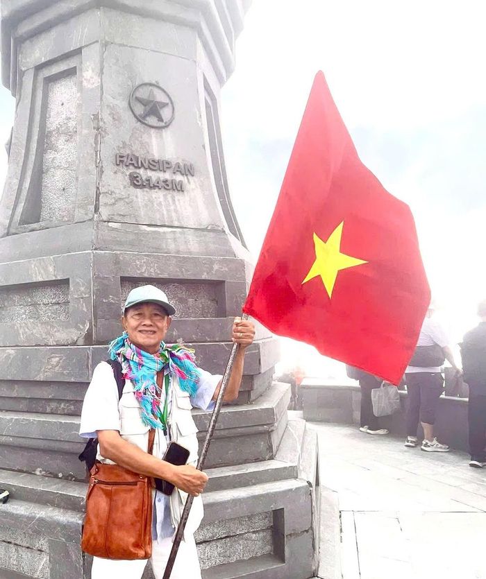 Ở tuổi 71 bị tai biến đã 5 năm nhưng nhà báo Huỳnh Dũng Nhân vẫn chống gậy leo lên đỉnh Fansipan