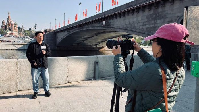 Nhà báo Tâm Hằng và Trần Hải dẫn hiện trường nhân ngày 9/5