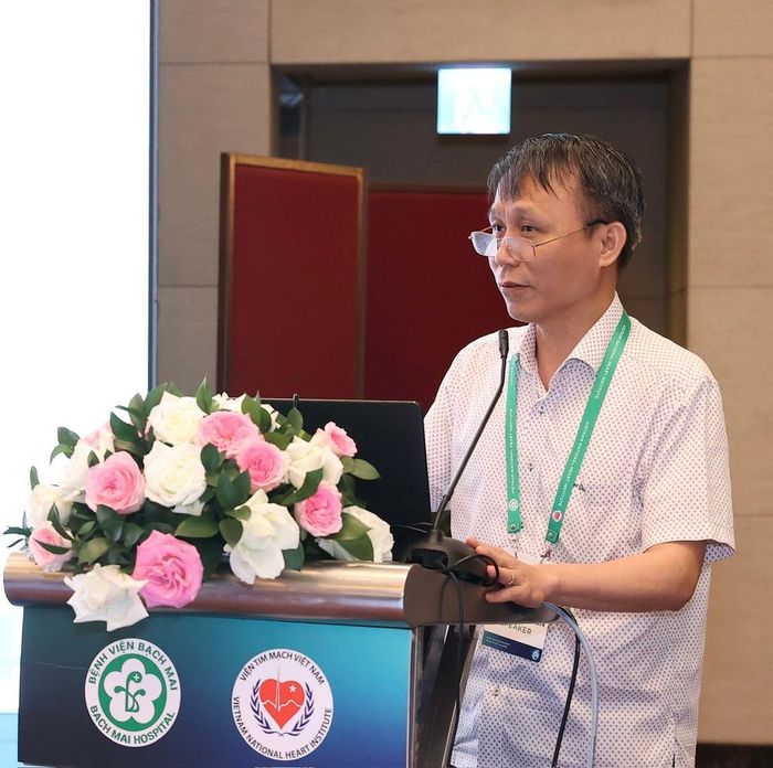 TS.BS Nguyễn Văn Dũng, Phó Viện trưởng Viện Y học Nhiệt đới Bạch Mai phát biểu tại Hội nghị Khoa học Quốc tế thường niên Viện Tim mạch. Ảnh: BVCC