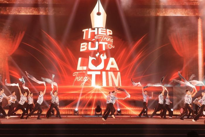 Chương trình nghệ thuật chủ đề “Thép trong bút, lửa trong tim” tối 21/6/2025. Ảnh: Minh Quyết – TTXVN