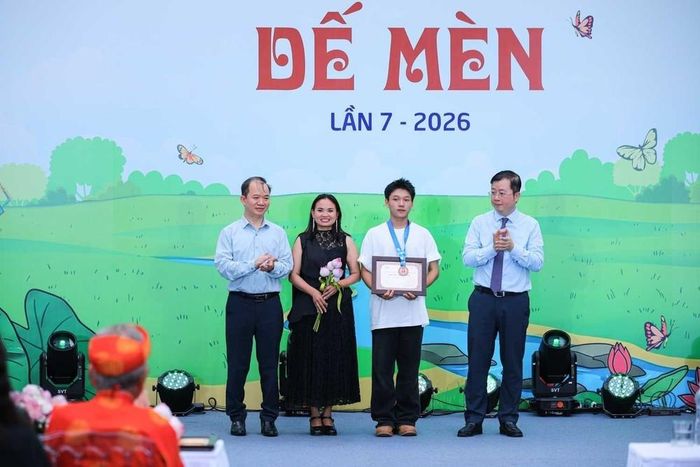 PGS-TS Bùi Hoài Sơn (trái) và Tổng Giám đốc VTV Nguyễn Thanh Lâm và trao giải "Khát vọng Dế mèn cho tác giả Thiếu nhi" cho họa sĩ "nhí" Nguyễn Đăng Hải Nam. Ảnh: Hoàng Hiếu – TTXVN