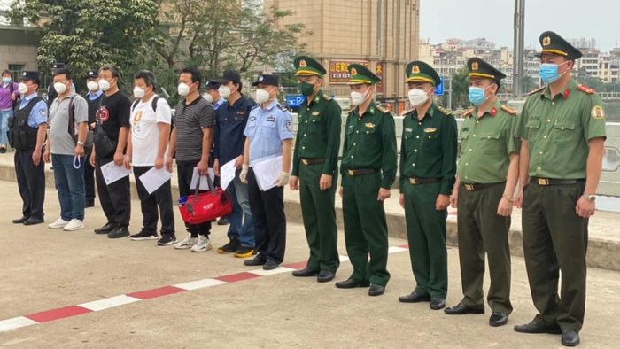 Cơ quan chức năng bàn giao, tiếp nhận công dân xuất cảnh trái phép bị trục xuất.