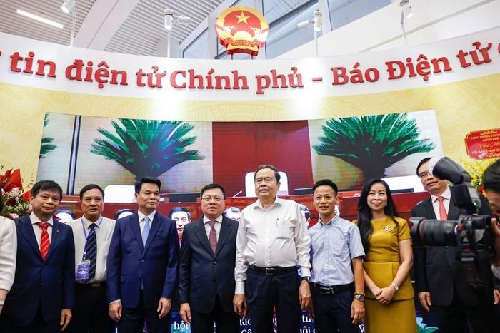 Chủ tịch Quốc hội Trần Thanh Mẫn tham quan không gian trưng bày của Cổng Thông tin điện tử Chính phủ - Báo điện tử Chính phủ tại Hội Báo toàn quốc 2026 - Ảnh: VGP