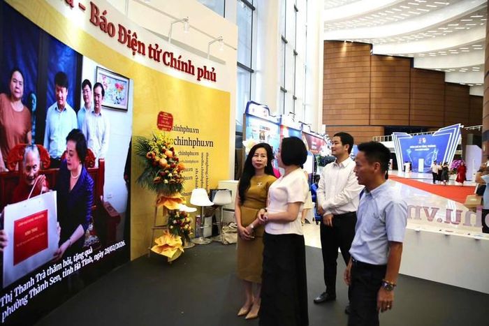 Phó Chủ tịch Quốc hội Nguyễn Thị Thanh tham quan không gian trưng bày của Cổng Thông tin điện tử Chính phủ - Báo điện tử Chính phủ tại Hội Báo toàn quốc 2026 - Ảnh: VGP